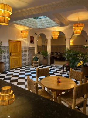 Riad dar lakbira
